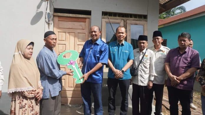 plt_bupati_langkat_serahkan_kunci_bedah_rumah_baznas_ke_warga_gebang