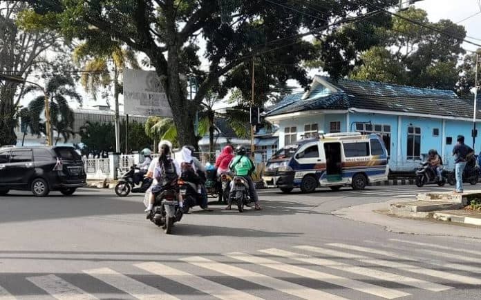 plt_kadis_perhubungan_siantar_ajak_warga_nikmati_kesemrautan_lalu_lintas