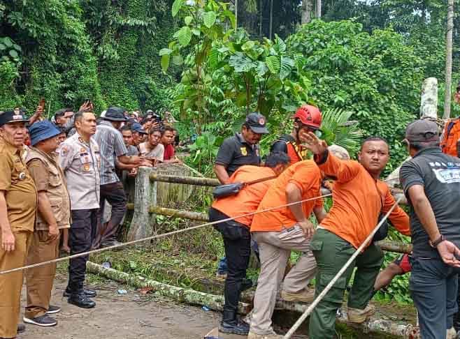 plt_kapolres_dairi_turun_ke_lokasi_pencarian_korban_bus_jatuh