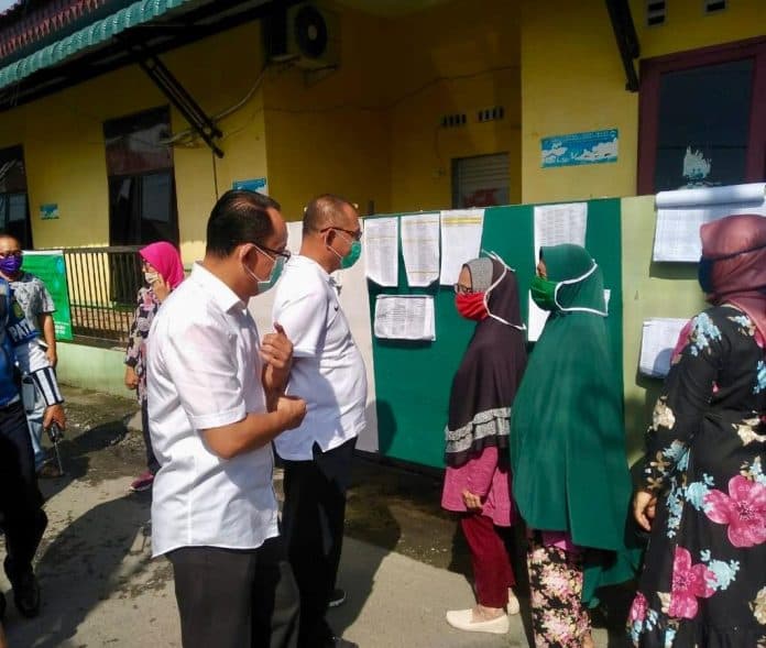 plt_wali_kota_medan_tinjau_pembagian_338_paket_sembako