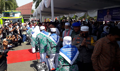 plt_wali_kota_siantar_berangkatkan_42_calhaj_ke_tanah_suci