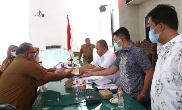 plt_wali_kota_siantar_serahkan_nota_pertanggungjawaban_pelaksanaan_apbd_ta_2021
