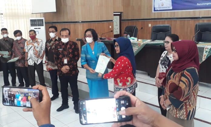 plt_wali_kota_siantar_serahkan_sertifikat_tanah_masyarakat_hasil_ptsl_tahun_2021