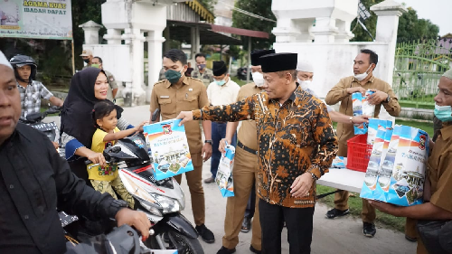 plt_wali_kota_tanjungbalai_bagikan_500_paket_takjil_untuk_pengguna_jalan