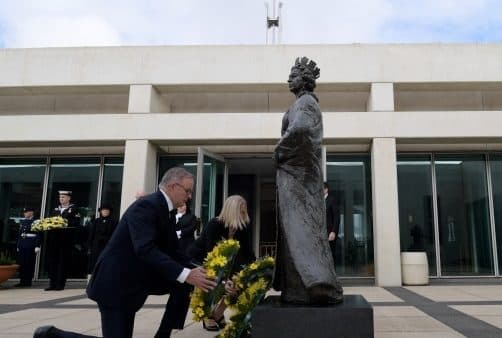 pm_australia_beri_penghormatan_kepada_ratu_elizabeth_ii_dengan_upacara_peletakan_karangan_bunga