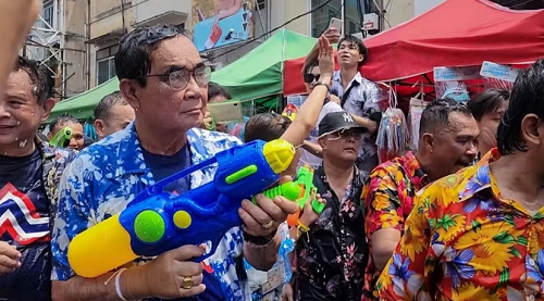 pm_thailand_prayut_dapat_kejutan_dalam_penampilan_pertarungan_air_terbesar_di_dunia