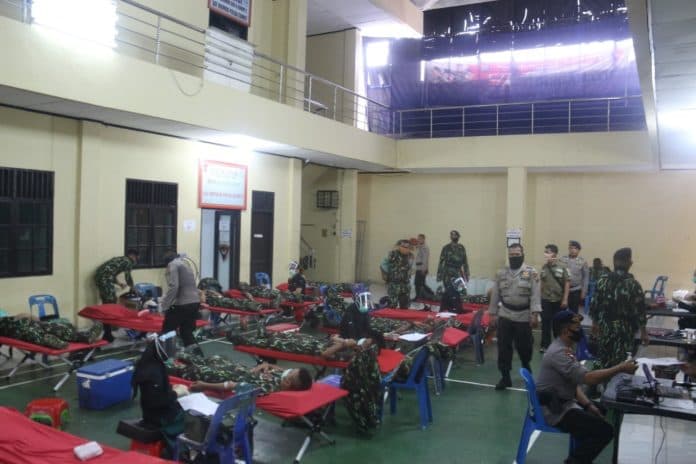 pmi_kekurangan_stok_darah_personil_brimob_lakukan_donor