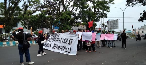 pmkri_imapa_dan_warga_jenggalu_tuntut_hakim_vonis_bebas_warga_dan_pendamping