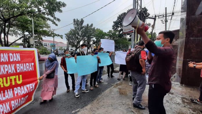 pmpb_unjuk_rasa_desak_kejatisu_periksa_ketua_dprd_pakpak_bharat