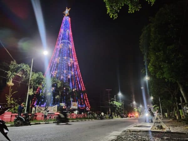 pohon_natal_di_jalan_gereja_jadi_ikon_siantar
