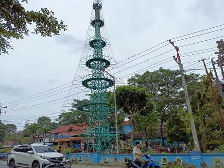 pohon_natal_tertinggi_di_asia_tenggara_mulai_menyala_nanti_malam