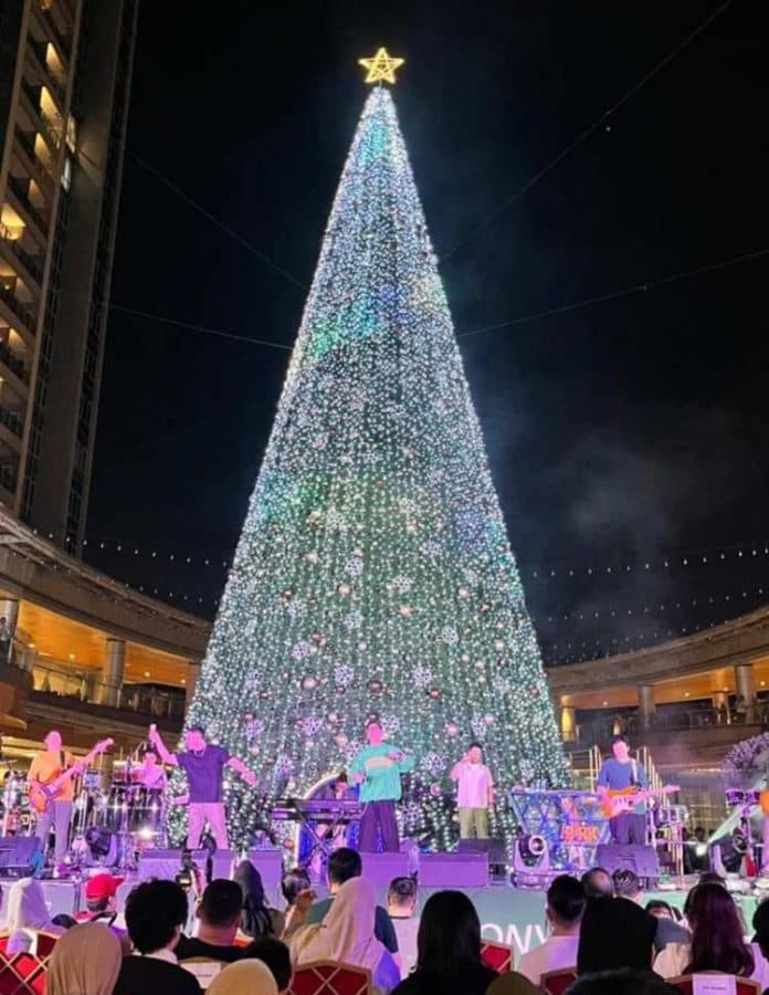 pohon_natal_tertinggi_di_sumatera_hadir_di_mall_medan