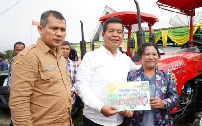 poktan_di_simalungun_terima_bantuan_alat_mesin_pertanian