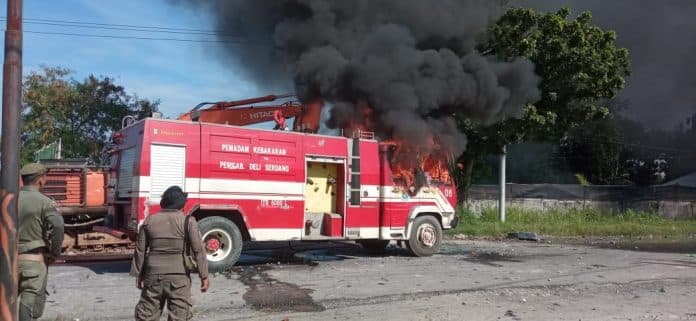 polda_sumut_akan_selidiki_pembakaran_mobil_damkar_di_eks_lahan_ptpn