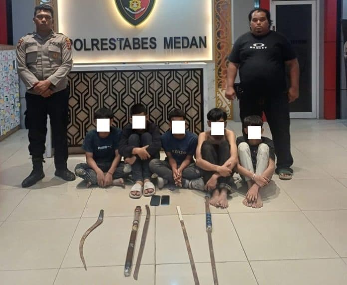 polda_sumut_amankan_5_bocil_yang_terlibat_tawuran_sajam_jadi_barang_bukti