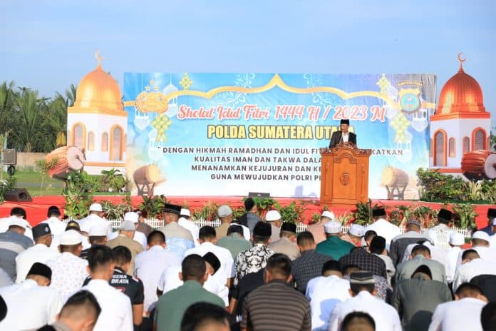 polda_sumut_amankan_sholat_idul_fitri_di_sumut