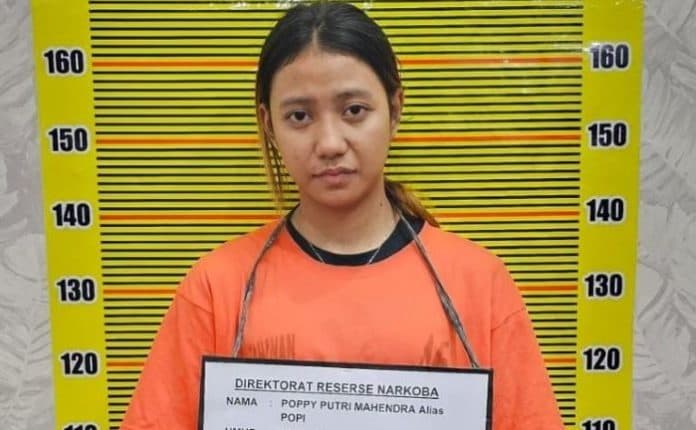polda_sumut_amankan_wanita_cantik_kurir_ratusan_butir_ekstasi