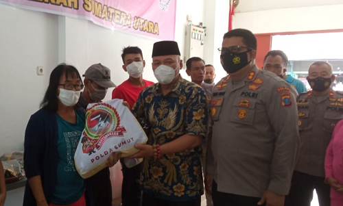 polda_sumut_bagikan_paket_sembako_kepada_umat_budha