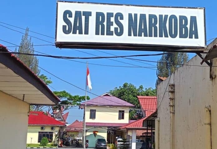 polda_sumut_gerebek_sarang_narkoba_di_dairi_puluhan_orang_diringkus