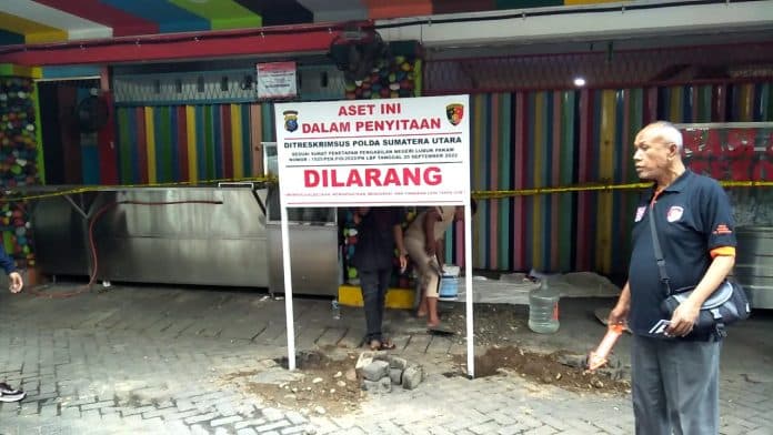 polda_sumut_pasang_plang_penyitaan_aset_bos_judi_online_apin_bk