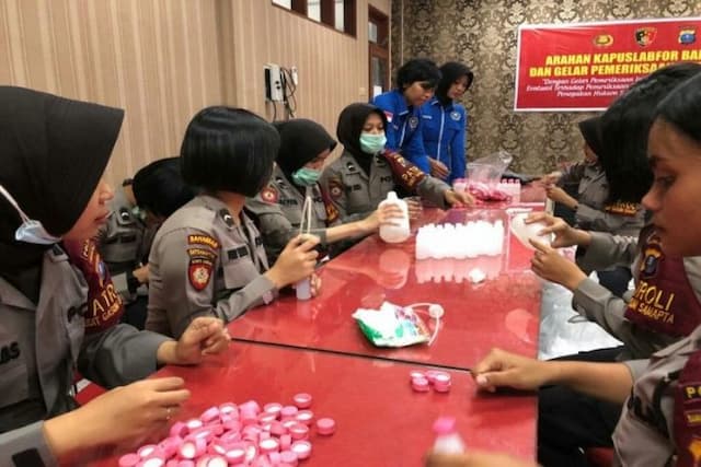 polda_sumut_racik_anti_septik_cegah_virus_korona