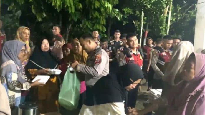 polda_sumut_salurkan_bantuan_untuk_korban_banjir_di_marindal