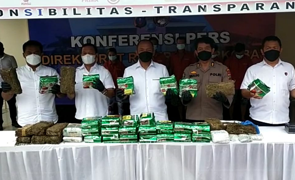 polda_sumut_sita_30_kg_sabu_1996_butir_pil_ekstasi_dan_10_kg_ganja