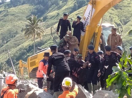 polda_sumut_tambah_personel_untuk_pencarian_korban_banjir_humbahas