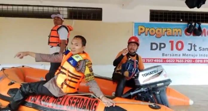polda_sumut_turunkan_personel_bantu_warga_terdampak_banjir