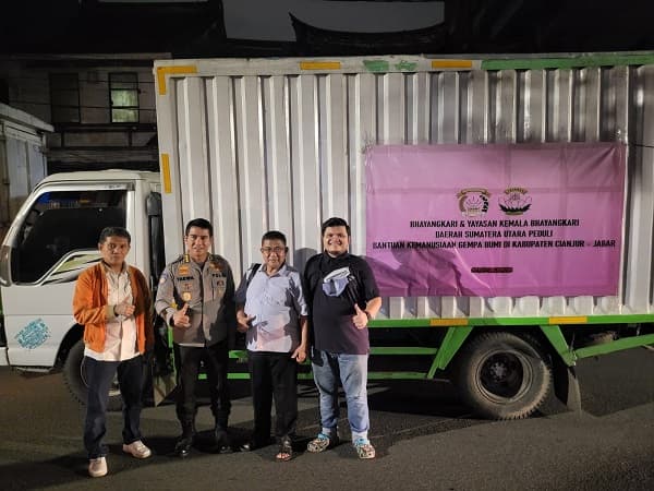poldasu_dan_bhayangkara_serahkan_bantuan_untuk_korban_bencana_cianjur