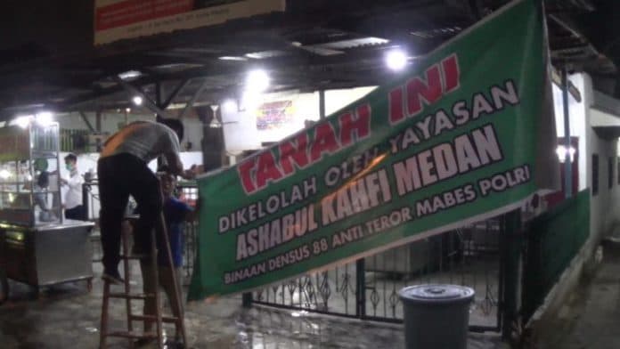 poldasu_pastikan_tidak_ada_kaitan_dengan_spanduk_bertuliskan_densus_88_polri_yang_diturunkan_warga