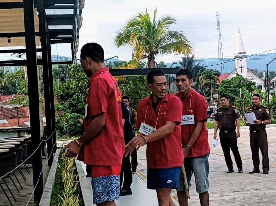 poldasu_rekontrusi_kasus_perampokan_gerai_kfc_dan_pengadilan_agama_toba