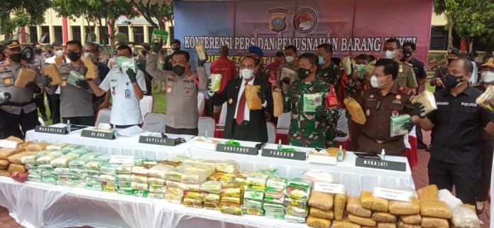 poldasu_ungkap_sindikat_narkoba_jaringan_malaysia_indonesia_122_kg_sabu_disita