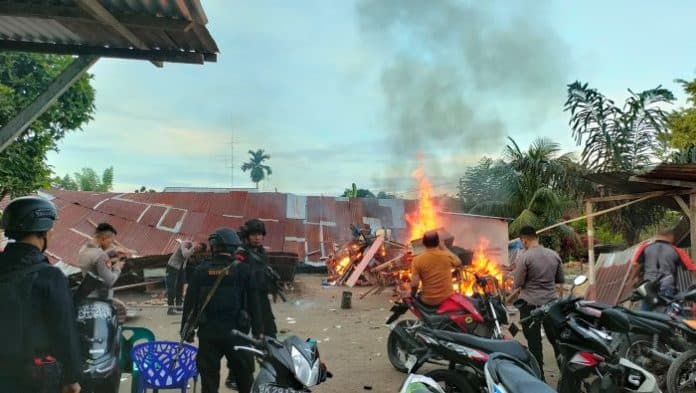 polisi_amankan_4_pengedar_dan_musnahkan_gubuk_narkoba_di_jermal_xv