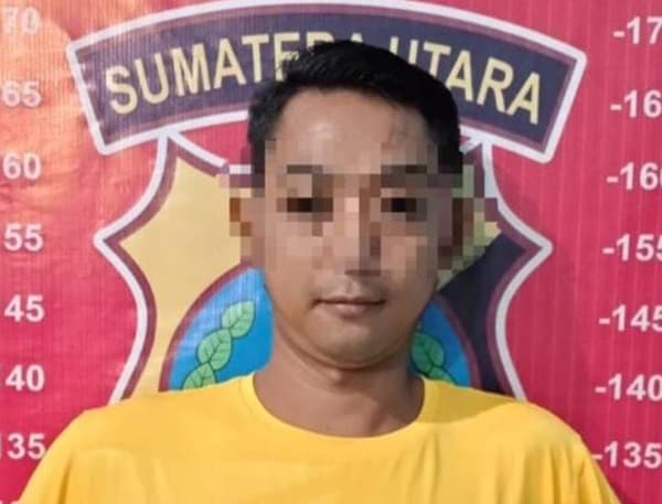 polisi_amankan_seorang_pria_yang_asyik_main_judi_online_di_tebing_tinggi
