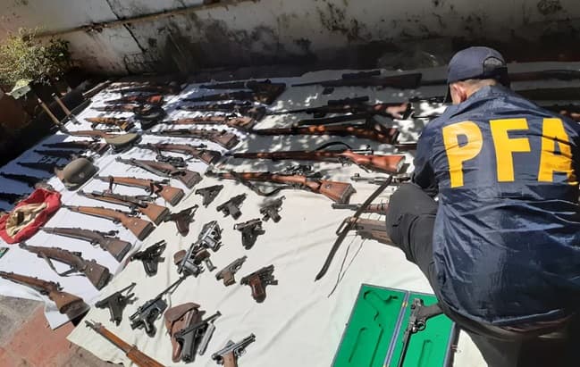 polisi_argentina_tangkap_seorang_pria_dan_sita_puluhan_senjata_antik_nazi