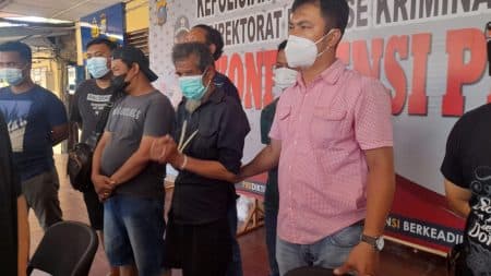 polisi_beberkan_uang_rp76_juta_dari_gelandangan_yang_bunuh_anak_pemilik_toko_besi