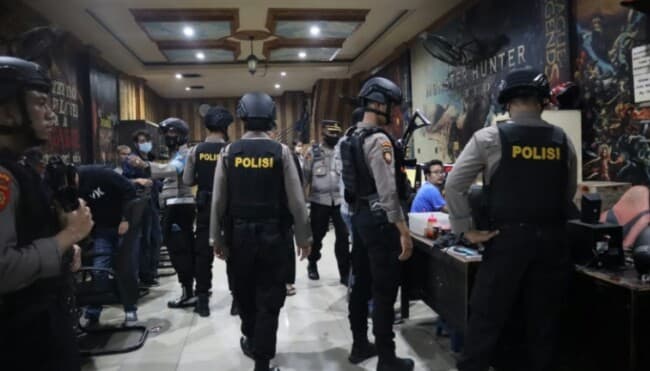 polisi_bersenjata_laras_panjang_bubarkan_pengunjung_warnet