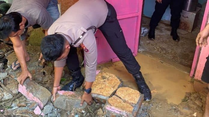 polisi_bersihkan_material_longsor_di_sarudik_tapteng