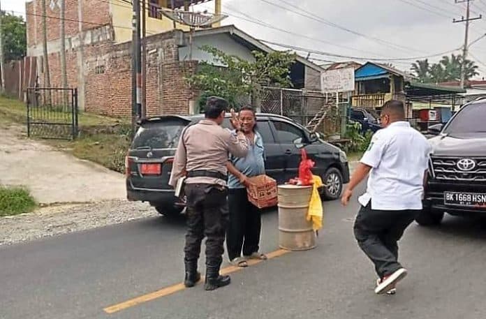polisi_bubarkan_warga_yang_minta_sumbangan_air_tercemar_di_kelurahan_sinaksak
