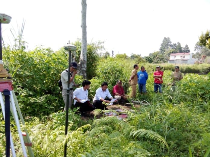 polisi_dan_bpn_cek_lokasi_pengerusakan_tanaman_di_belakang_hkbp_sabungan_siborongborong