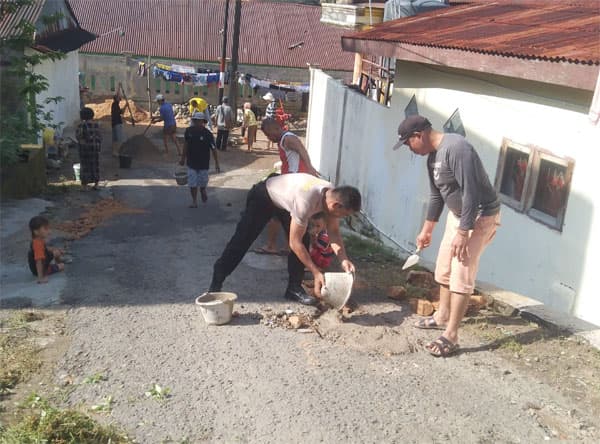 polisi_dan_warga_kota_sibolga_gotong_royong_perbaiki_jalan_berlubang