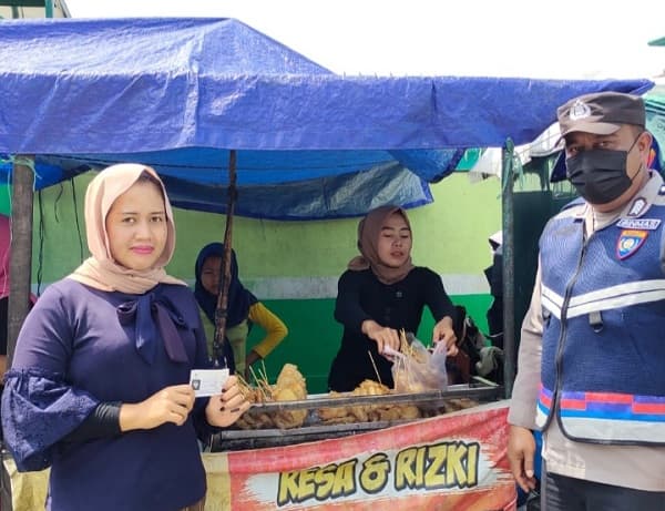 polisi_data_pedagang_di_tebing_tinggi_untuk_dapat_bantuan_btpklw