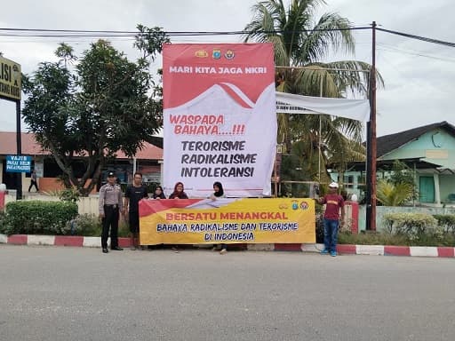 polisi_di_medan_pasang_spanduk_tolak_terorisme_dan_radikalisme