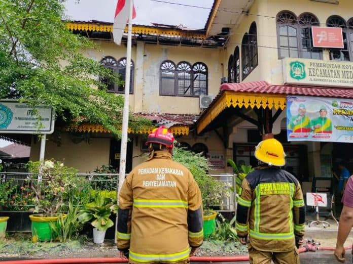 polisi_duga_penyebab_kebakaran_kantor_camat_medan_area_gegara_korsleting_listrik