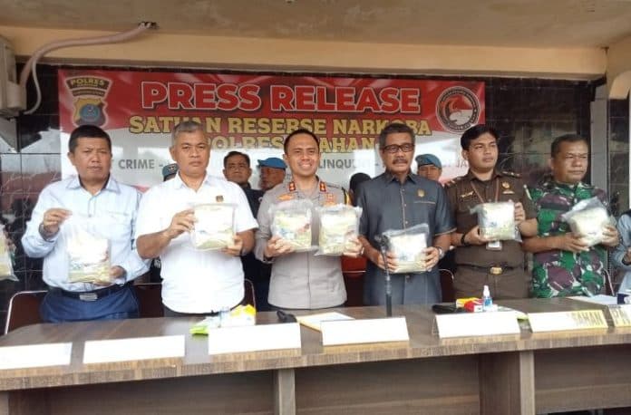 polisi_gagalkan_penyelundupan_10_kg_sabu_dalam_penyergapan_di_gerbang_tol_kisaran