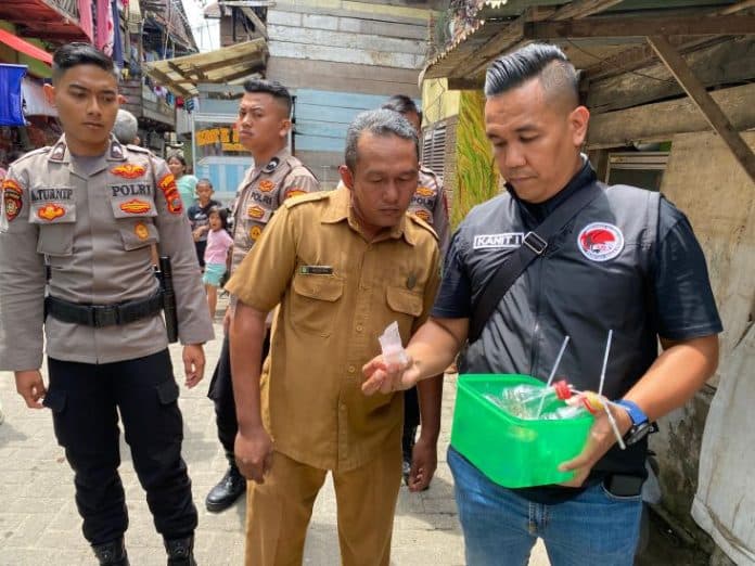 polisi_gerebek_narkoba_di_kampung_badur_4_diringkus
