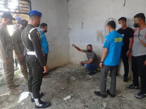 polisi_gerebek_rumah_kosong_di_bajenis_tebing_tinggi_ternyata_ini_penyebabnya