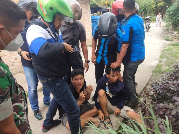 polisi_gerebek_sarang_narkoba_kisaran_dua_remaja_menangis_saat_ditangkap