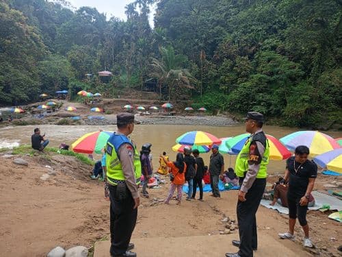 polisi_imbau_pengunjung_objek_wisata_sungai_bahbolon_selalu_waspada